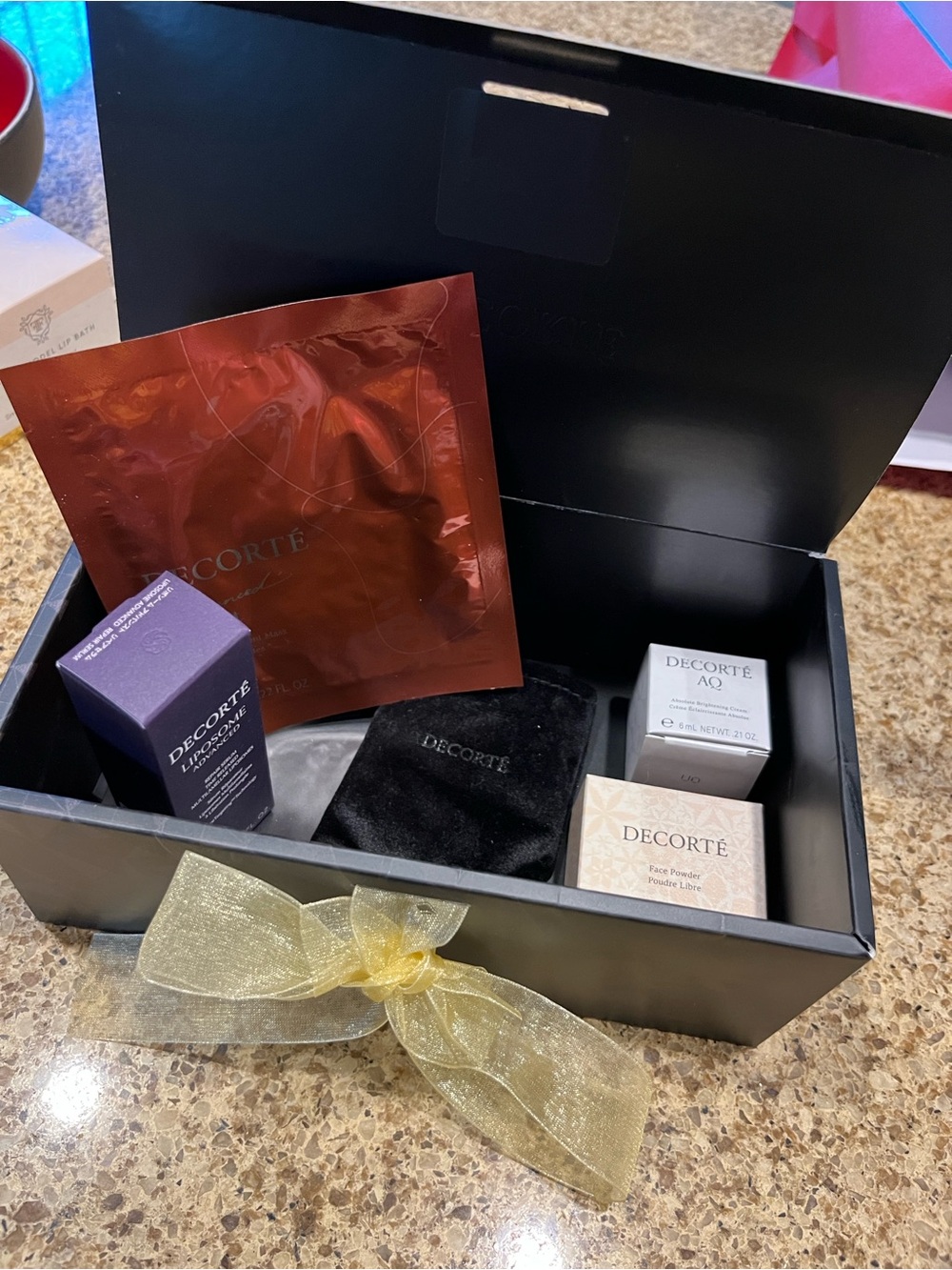 Decorté Hydrating Moisturizer Gift Set — Black & Gold